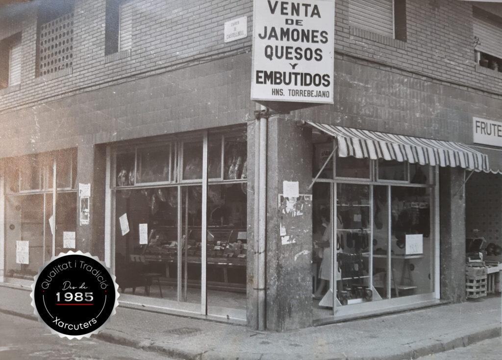 Foto en blanco y negro de fachada tienda torrevejano de 1985