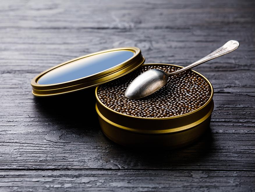 lata de caviar con cuchara sobre mesa